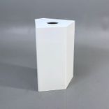 Begagnad miljösortering Kite från Trece i metall med vit pulverlackerad yta. Mått: bredd 50 cm, djup 49.2 cm och höjd 70 cm. 