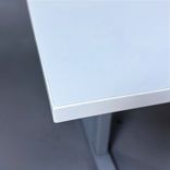 Begagnat höj och sänkbart skrivbord med vit bordsskiva och silverstativ. Mått: Bredd 140 cm, Djup 80 cm, Höjd justerbar mellan 70 cm till 120 cm. 