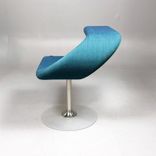Begagnad fåtölj Innovation C från Blå Station i turkos med stativ i silver. Mått: bredd 70 cm, djup 65 cm, höjd 75 cm, sitthöjd 48 cm. 