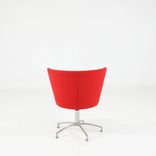 Begagnad fåtölj Zen Lounge från Gärsnäs i rött tyg. Mått: Höjd 74 cm, sitthöjd 50 cm, sittbredd 50 cm och sittdjup 50 cm. 