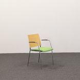 Begagnad konferensstol Spira från Lammhults med grön sits. Mått: Längd 83 cm, Sittbredd 41 cm, Sitthöjd 46 cm. 