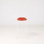 Begagnad barstol Duo från Offecct i orange. Mått: Höjd 80 cm, bredd 42 cm, djup 37 cm. 