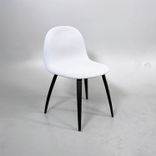 Begagnad konferensstol från Gubi Modell 3D Dining chair. I ljusgrå färg med svarta ben. Mått: bredd 51 cm, djup 50 cm, total höjd 82 cm och sitthöjd 48 cm. 