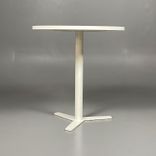 Begagnat runt cafébord från Offecct, modell Propeller. I vitt. Diameter 70 cm, Höjd 72 cm. 