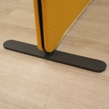 Begagnad golvskärm Edge Floor från Lintex i gult. Mått: höjd 160 cm, bredd 80 cm och djup 4,5 cm. 
