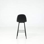 Begagnad barstol Tracy från Mio i svart med sits i konstläder, metallben och fotstöd. Mått:  Totalhöjd 101 cm, sitthöjd 73 cm, sittbredd 44 cm, sittdjup 45 cm. 