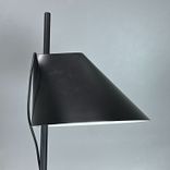 Begagnad svart YUH vägglampa från Louis Poulsen med justerbar skärm för optimalt ljusriktning. Mått: Bredd: 30 cm, Höjd: 62.5 cm. 