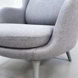 Begagnad fåtölj Fri JH5 från Fritz Hansen klädd i ljusgrå färg med grålackerade ben. Mått: bredd 80 cm, djup 88 cm, Höjd 90.5 cm, Sitthöjd 43 cm. 