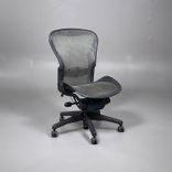 Begagnad kontorsstol Aeron B från Herman Miller i beige och svart mesh. Mått: Sitthöjd 40–60 cm. 