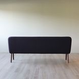 Begagnad soffa Anyway i lilamelerat tyg. Mått: bredd 182 cm, djup 65.5 cm och höjd 76 cm. 