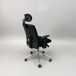 Begagnad kontorsstol från Brizley, modell Relax. Svart med arm och nackstöd. Mått: Sitthöjd justerbar från 39 till 52 cm. 