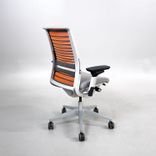 Begagnad kontorsstol från Steelcase modell Think i färgen orange/grå. Meshrygg, armstöd. Mått: Sitthöjd justerbar från 41 till 53 cm. 