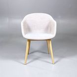 Begagnad Konferensstol modell Fiber Armchair från Muuto i beige färg och träben av ek. Bredd 54,5 cm, Djup 56 cm, Höjd 77 cm, Sitthöjd 46 cm. 