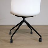 Begagnad stol med hjul Catifa 46 Trestle Swivel från Arper i vitt med svarta ben. Mått: Mått: Höjd: 48 cm, Rygg: 47x30 cm, Sits: 53x37 cm. 