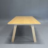 Begagnat konferensbord Collaborate från EFG i björk med två integrerade powerboxar. Mått: Bredd 210 cm, djup 110 cm, höjd 72 cm. 