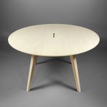 Begagnat projektbord från Ragnars, modell E5 Work Meeting. Med rund bordsskiva, helt i  askmaterial, integrerade kabelluckor för sladdhantering. Mått: diameter 160 cm, höjd 90 cm. 