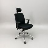 Begagnad kontorsstol från Brizley, modell Relax. Svart med arm och nackstöd. Mått: Sitthöjd justerbar från 39 till 52 cm. 
