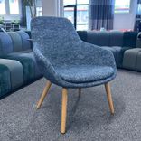 Begagnad fåtölj Glove Lounge från Horreds i blåmelerat tyg och askben. Mått: bredd 79 cm, djup 82 cm och höjd 87 cm, sitthöjd 42 cm. 