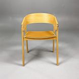 Begagnad Muuto Cover Armchair i ek med ljusbrun klädd sits, armstöd och rundad rygg. Bredd 56,5 cm, djup 46 cm och höjd 76 cm.