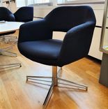 Begagnad konferensstol Largo från Johanson Design i svartmönstrat tyg och kromat stativ. Mått: sitthöjd 46 cm, totalhöjd 75 cm, bredd 61 cm och djup 61 cm.  