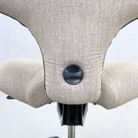 Begagnad kontorsstol Capisco 8106 med sadelsits från HÅG i beige tyg. Mått: Sitthöjd justerbar från 60 till 85 cm. 