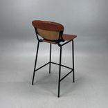 Begagnad barstol Hammock från David Design med brun skinnsits, svart underrede. Mått: Bredd 44,5 cm, djup 48,5 cm, höjd 85,5 cm, sitthöjd 65 cm. 