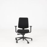 Begagnad kontorsstol James från Martela i svart. Mått: Sitthöjd 46–58 cm, sittbredd 46 cm och sittdjup 44 cm. 