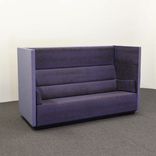 Begagnad soffa med hög rygg Float High Large från Offecct. Blåsvartmelerat tyg med inslag av lila och sidosektioner i ljusare ulltyg. Mått: Höjd: 131 cm, Bredd: 213 cm, Djup: 90 cm. 