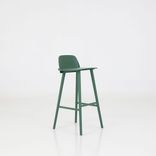 Begagnad barstolen Nerd från Muuto i grönt. Mått: Höjd: 89 cm, Sitthöjd: 75 cm, Sittbredd: 39 cm. 