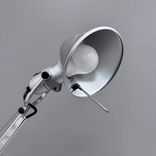 Begagnad vägglampa Tolomeo från Artemide i aluminium med flexibel, ledad arm. Mått: Höjd 67–131 cm och längd 81–126 cm.