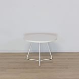 Begagnat Soffbord från Mitab, modell Highway. I vit färg, med rund bordsskiva och stativ i lackerad ståltråd. Mått: Diameter 70 cm, höjd 45 cm. 