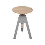 Begagnad barstol Vitos Low från Miniforms med sits i bokträ och ett grått underrede. Mått: Höjd 65 cm x Bredd 32 cm x Djup 32 cm Justerbar sitthöjd: 45-65 cm. 