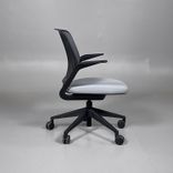 Begagnad stol med hjul från Steelcase, modell Cobi. I grå svart färg. Mått: Justerbar sitthöjd mellan 42 till 53 cm. 