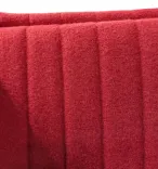 Begagnad fåtölj med hög rygg Koja High från Blå Station i färgen rött/vinrött och ask. Mått: höjd 122,5 cm x bredd 76 cm x djup 73 cm. 