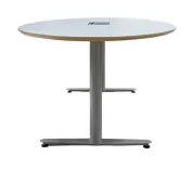 Begagnat ovalt konferensbord från Edsbyn med vit laminatskiva, grålackerat underrede, kabellucka och kabeldike. Mått: 240 x 115 x 70 cm. 