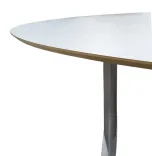 Begagnat ovalt konferensbord från Edsbyn med vit laminatskiva, grålackerat underrede, kabellucka och kabeldike. Mått: 240 x 115 x 70 cm. 