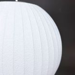 Begagnad taklampa Nelson Ball Bubble Small från Herman Miller i vitt. Mått: Diameter 30,5 cm och höjd 32 cm. 
