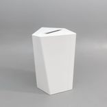 Begagnad miljösortering Kite från TreCe. I vit avsedd för papper. Mått: bredd 50 cm, djup 49.2 cm, höjd 70 cm. 