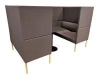 Begagnad soffa med hög rygg Noora Meet & Work från Martela i ek, lila och svart. Mått: höjd 135 cm, bredd 220 cm och djup 130 cm, sitthöjd 47 cm. 