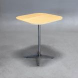 Begagnat cafébord Feather Table från Edsbyn med bordsskiva i ask och stativ i krom. Mått: bredd 60 cm, djup 60 cm, höjd 72.5 cm. 