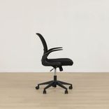 Begagnad kontorsstol Compact från Offix i svart. Mått: Sitthöjd: 42-52 cm, Höjd: 86-96 cm, Sittbredd: 48 cm, Ryggbredd: 44 cm, Sittdjup: 49 cm. 