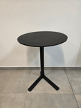 Begagnat höj/sänkbart laptopbord YO T80 från Lapalma i svart. Mått: justerbar höjd 52 till 57 cm, diameter på bordsskivan 50 cm. 