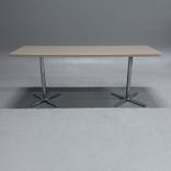 Begagnat cafébord Centrum från Materia. Med ljusbrun bordsskiva med kromade pelarstativ. Mått: Bredd 180 cm, Djup 70 cm, Höjd 72 cm. 