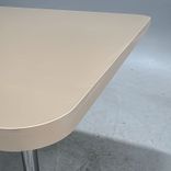 Begagnat cafébord Centrum från Materia. Med ljusbrun bordsskiva med kromade pelarstativ. Mått: Bredd 180 cm, Djup 70 cm, Höjd 72 cm. 