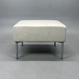 Begagnad beige sittpuff Havanna från Swedese med sandfärgat tyg, silverfärgade ben. Mått: Bredd 64 cm, djup 64 cm, höjd 45 cm. 