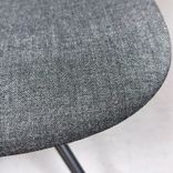 Begagnad stol med hjul Fiber Side Chair från Muuto i grå tygklädsel och mörkgrått underrede. Mått: Bredd 47,5 cm, djup 53 cm och sitthöjd 46 cm. 