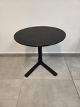 Begagnat höj/sänkbart laptopbord YO T80 från Lapalma i svart. Mått: justerbar höjd 52 till 57 cm, diameter på bordsskivan 50 cm. 