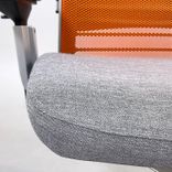 Begagnad kontorsstol från Steelcase modell Think i färgen orange/grå. Meshrygg, armstöd. Mått: Sitthöjd justerbar från 41 till 53 cm. 