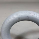 Begagnad klädhängare från HAY, modell Gym Hooks. Rund och ihålig i formen. I grå färg. Mått: Diameter 12,5 cm 