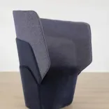 Begagnad fåtölj med hög rygg Layer från Offecct i mörkblått. Mått: Höjd: 106 cm, Sitthöjd: 42 cm, Rygghöjd: ca 68 cm, Bredd: 85 cm, Sittdjup: ca 75 cm. 